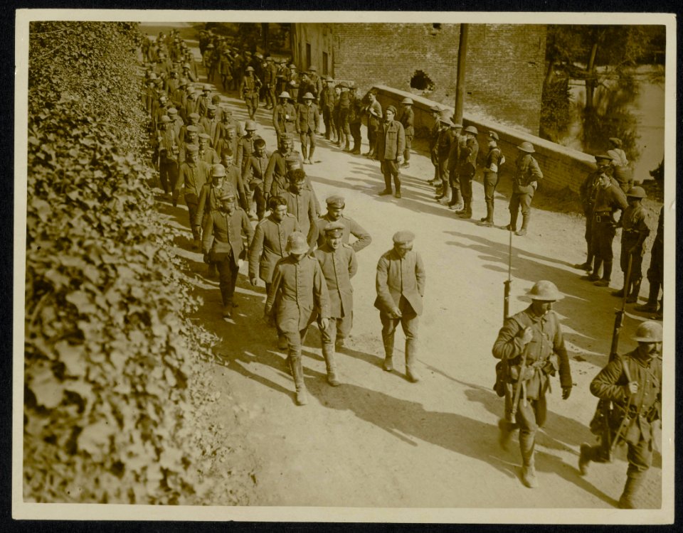 A_few_prisoners_coming_in,_Bestanddeelnr_158-0421