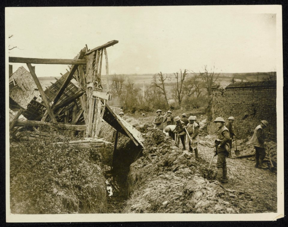 A_house_shelled_falls_over_a_trench,_Bestanddeelnr_158-1311