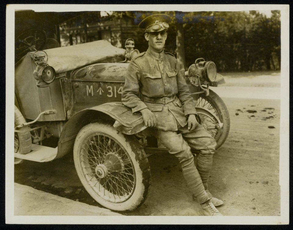 A_dusty_motor_car_driver,_Bestanddeelnr_158-0448