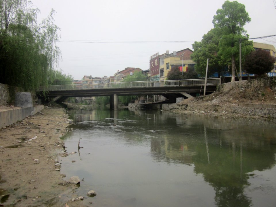 A_hollow_slab_bridge_over_the_Chu_River_in_Qingshanqiao,_Ningxiang,_Hunan,_China,_Picture1