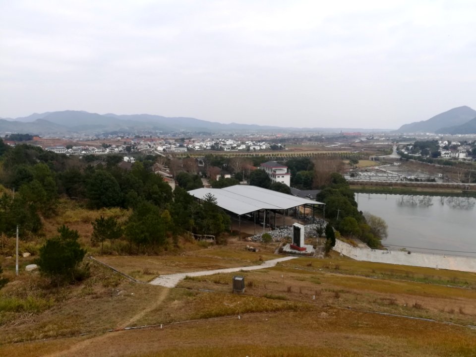 A_view_over_Huangcai_Town_from_the_dam_of_Huangcai_Reservoir,_3_March_2019,_Picture2