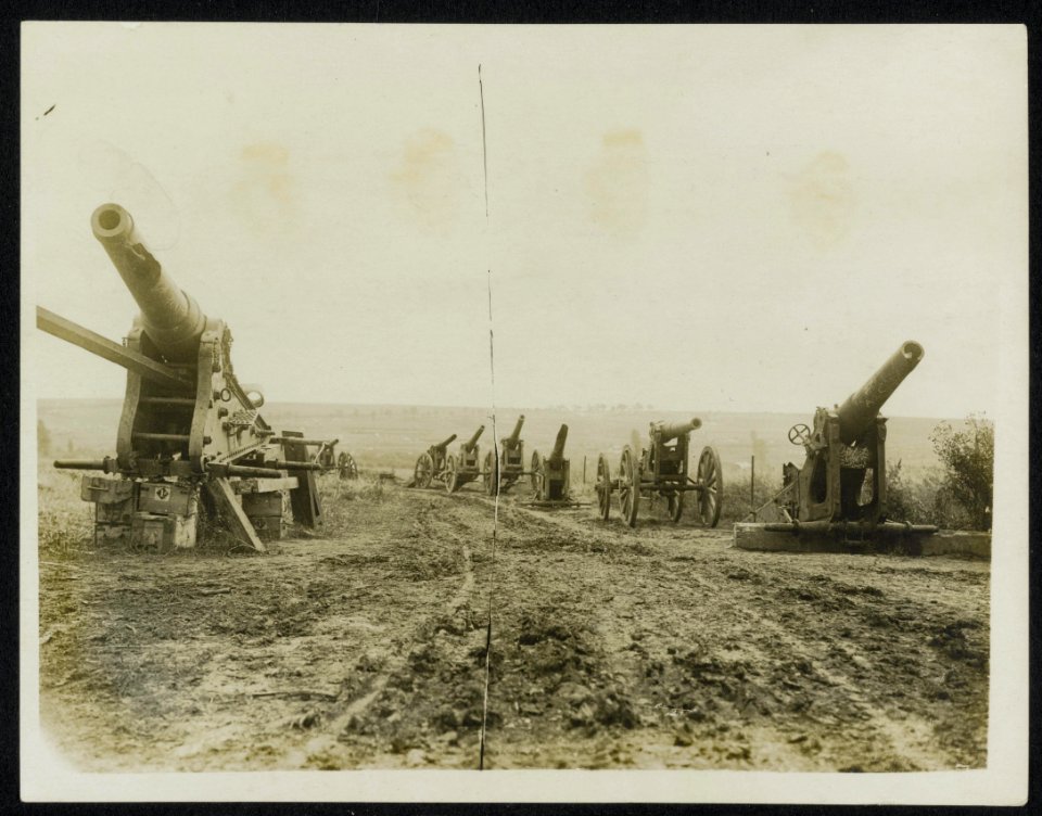 A_few_of_the_captured_German_guns,_Bestanddeelnr_158-0477