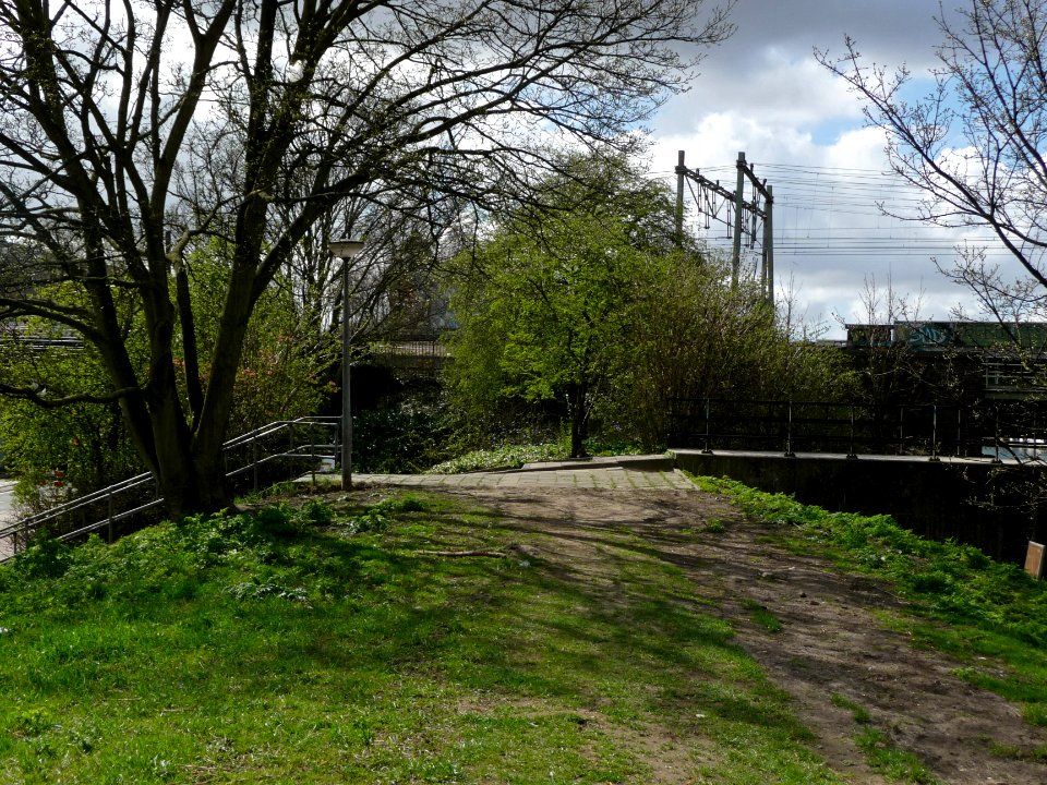 A_view_over_the_old_dike_along_Zeeburgerdijk_and_Celebesstraat,_Amsterdam_Oost_-_FotoDutch,_April_2013