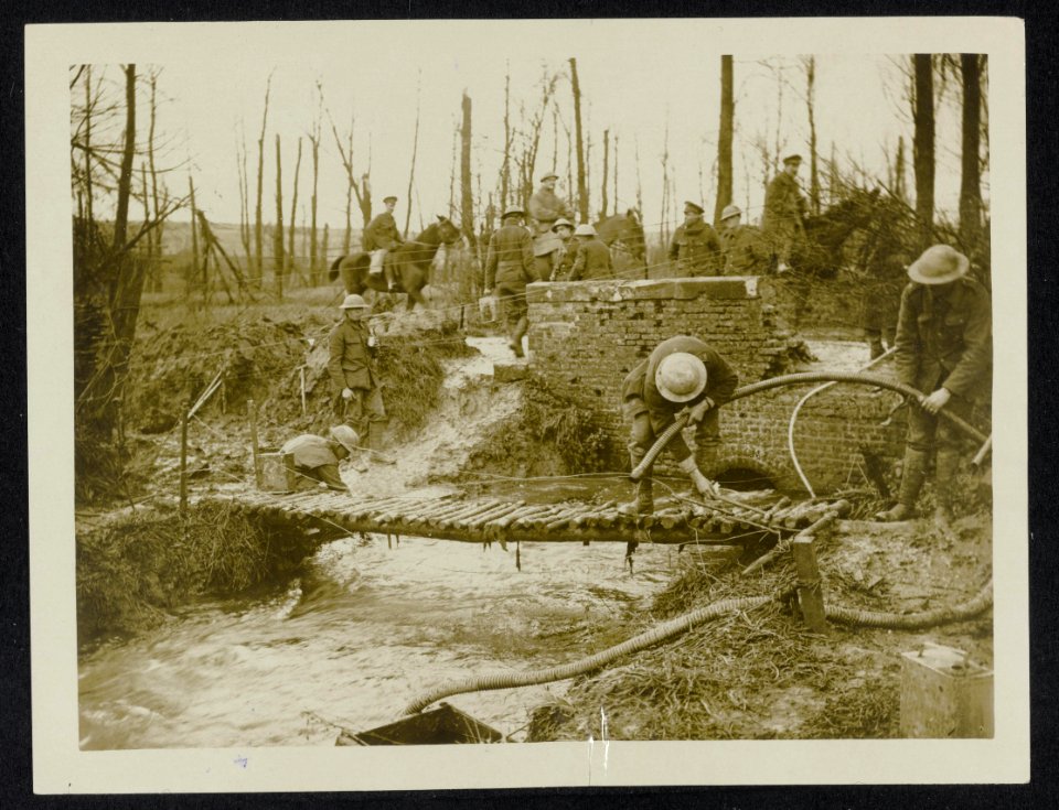 A_water_refilling_point,_Bestanddeelnr_158-0996