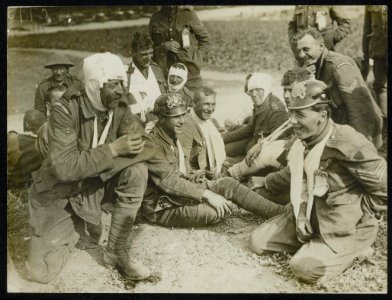 A_Guardsman_enjoying_a_joke_with_another_wounded_Tommy,_Bestanddeelnr_158-0441