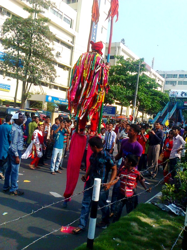 A_stilt_walker_at_Shahbag_,_Dhaka_2
