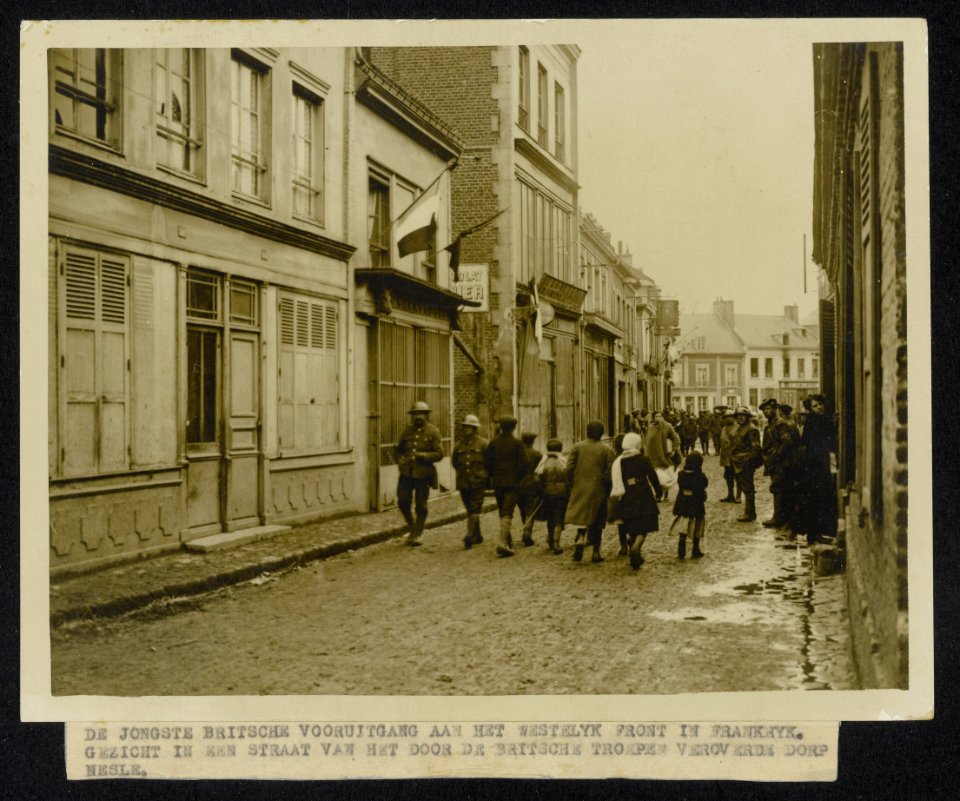 A_street_scene_in_Nesle_which_with_its_inhabitants_was_captured_by_the_British,_Bestanddeelnr_158-0954
