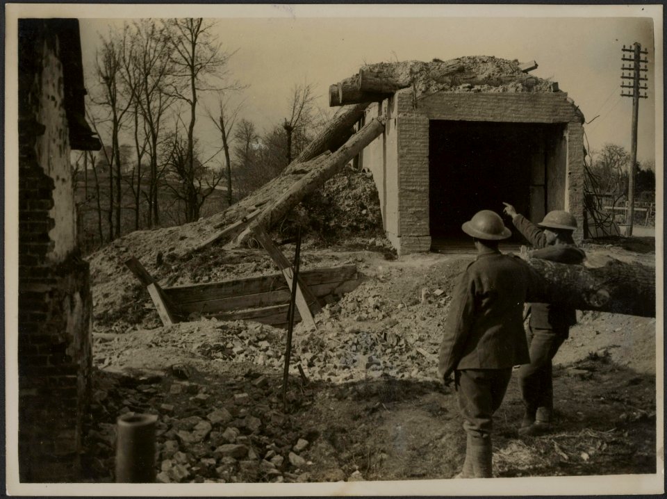 A_huge_German_gun_emplacement.,_Bestanddeelnr_158-1842