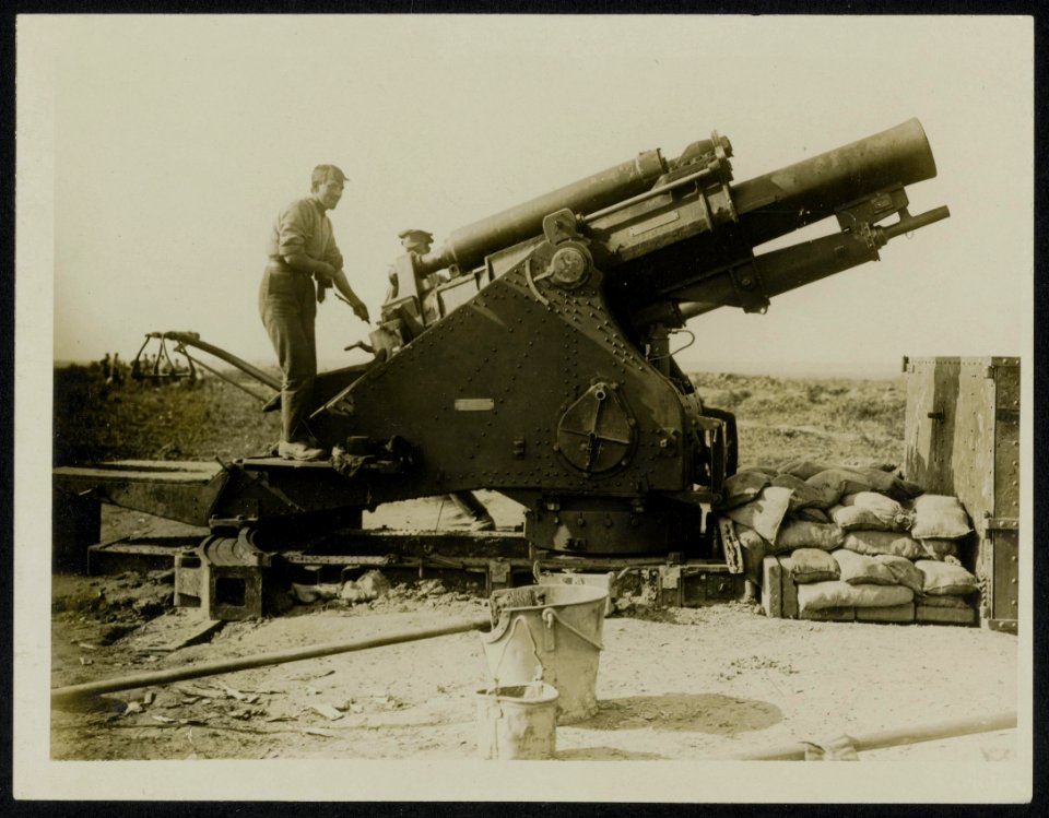 A_heavy_howitzer_in_action,_Bestanddeelnr_158-0430