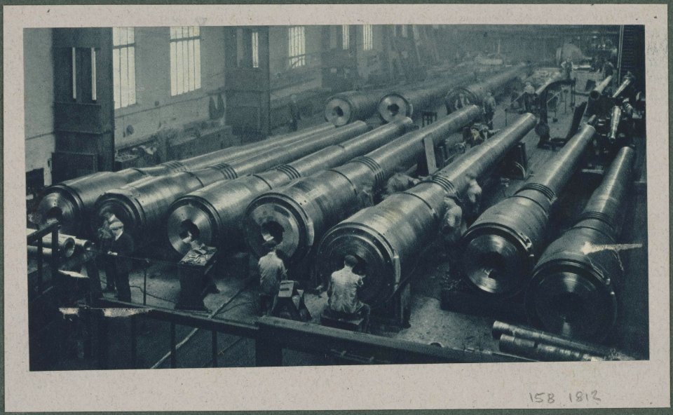 A_scene_in_one_of_the_many_British_big_gun_factories.,_Bestanddeelnr_158-1812