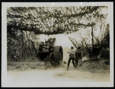A_howitzer_in_the_act_of_firing,_Bestanddeelnr_158-0220
