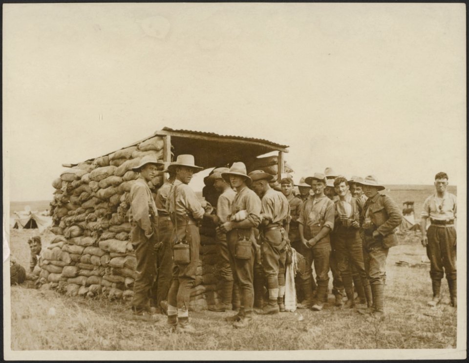 A_sandbag_field_force_canteen_at_the_first_line,_Bestanddeelnr_158-2455