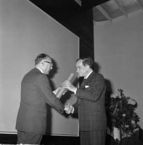 A_Roland_Holst_kreeg_poezieprijs_1961_uit_handen_van_wethouder_mr_R_van_den_…,_Bestanddeelnr_915-2120