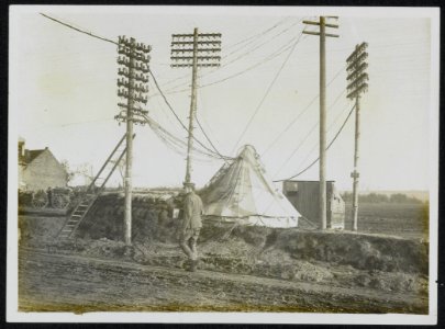 A_scene_on_the_roadside_just_behind_the_line,_Bestanddeelnr_158-0722