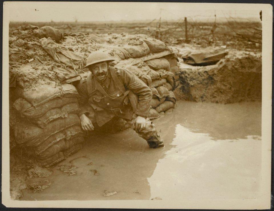 A_flooded_dug_out_in_a_front_line_trench,_Bestanddeelnr_158-2037