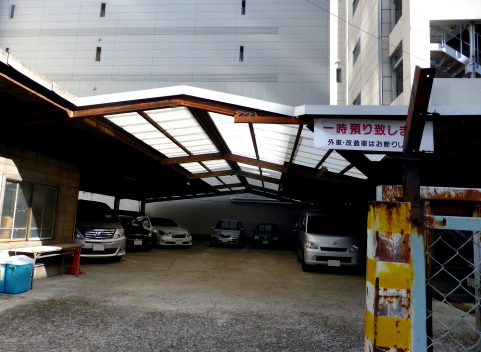A_parking_lot_at_Sakaisuji-Honmachi