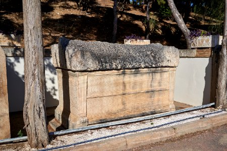 A_sarcophagus_on_Ardettus_Hill_on_June_5,_2020