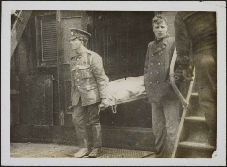 A_scene_of_sadness._A_Patrol_Vessel_arriving_with_survivors_mained_and_wounded_f,_Bestanddeelnr_158-1922
