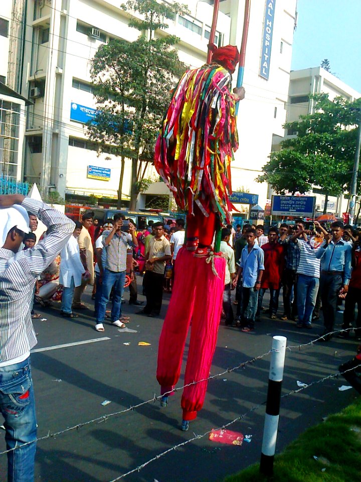 A_stilt_walker_at_Shahbag_,_Dhaka_3
