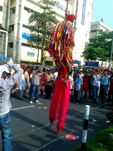 A_stilt_walker_at_Shahbag_,_Dhaka_3 photo