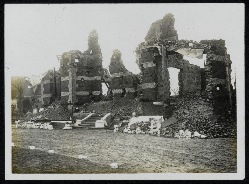 A_ruined_chateau_in_France,_Bestanddeelnr_158-0263