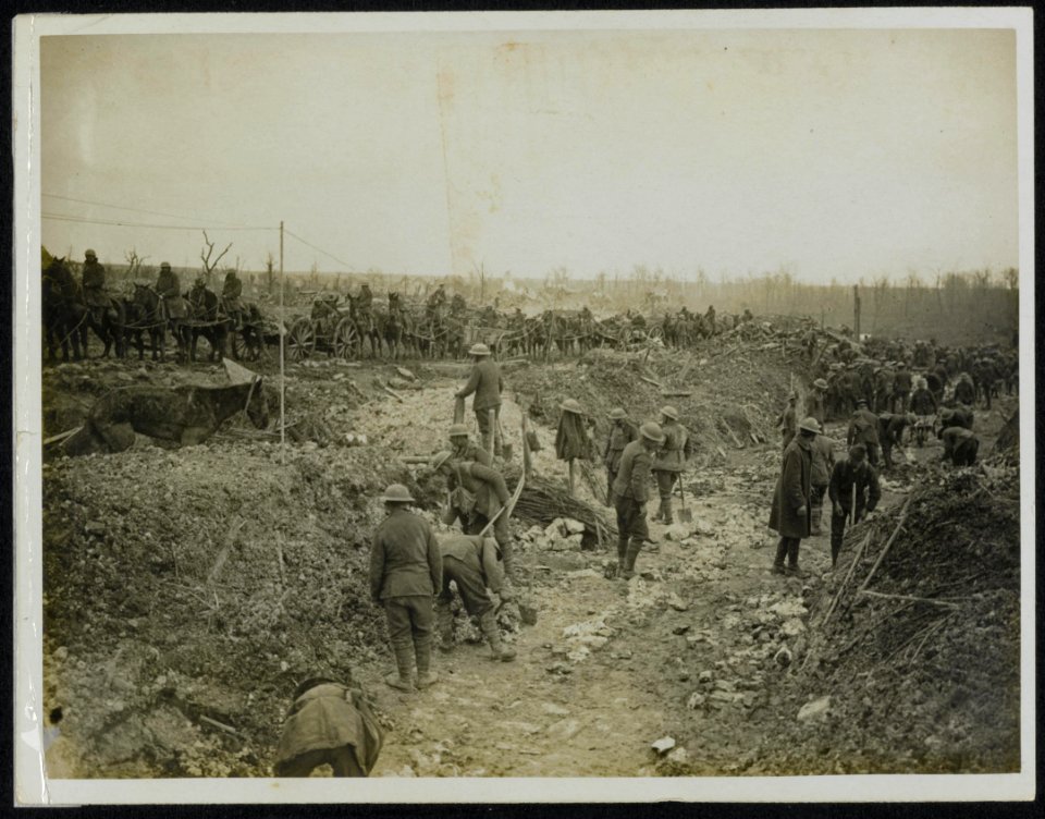 A_roadside_scene_transport_on_the_road_and_pioneers_making_new_road,_Bestanddeelnr_158-0064