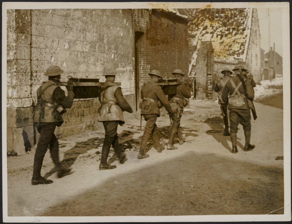 A_ration_party_going_up_to_the_trenches.,_Bestanddeelnr_158-1869