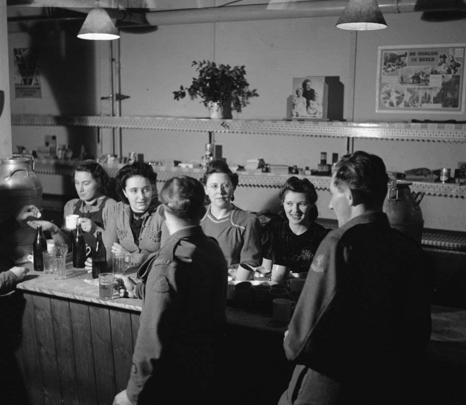 A_good_time_in_the_canteen._Wives_of_Dutch_officers_and_men_help_in_the_canteen_,_Bestanddeelnr_934-9415