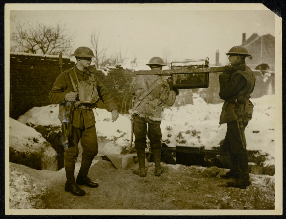 A_ration_party_getting_into_a_communication_trench.,_Bestanddeelnr_158-1429