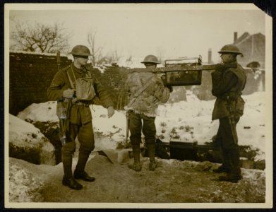 A_ration_party_getting_into_a_communication_trench.,_Bestanddeelnr_158-1429