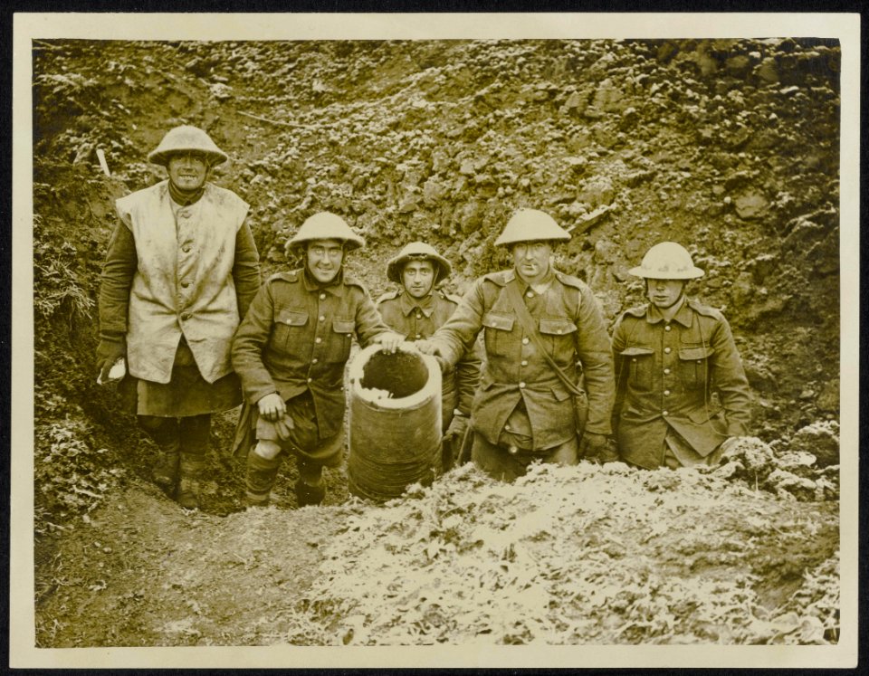 A_good_souvenir._Highlanders_admire_a_captured_Minnenwerfer,_Bestanddeelnr_158-0921