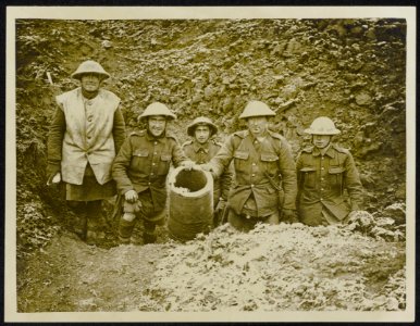 A_good_souvenir._Highlanders_admire_a_captured_Minnenwerfer,_Bestanddeelnr_158-0921