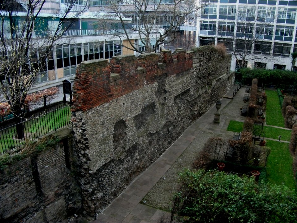 A_római_fal_fennmaradt_része_St_Alphage_Gardens-nél_(2012)