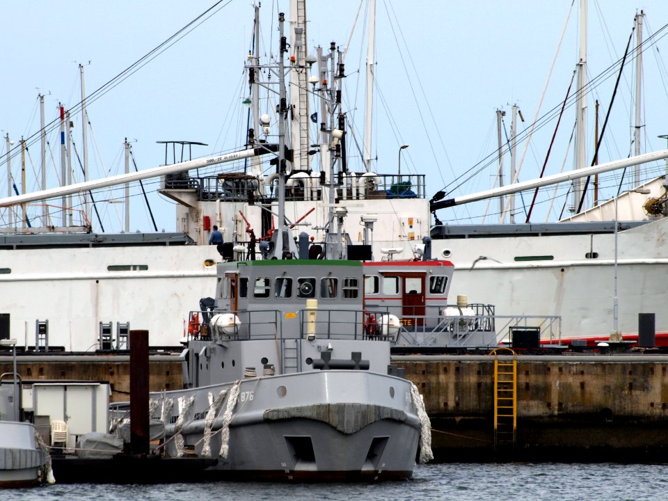 A876_Hr._Ms._Hunze_(Coast_tug)