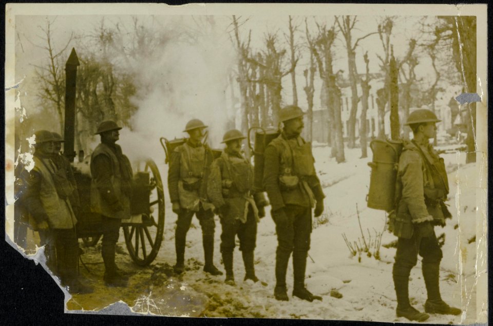 A_ration_party_starting_off_for_the_trenches_with_their_soup_containers_on_their,_Bestanddeelnr_158-0082