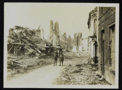 A_scene_in_Houplines,_showing_the_church_in_background,_Bestanddeelnr_158-1166