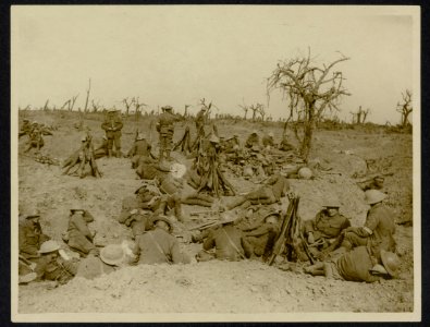 A_rest_on_the_way_up_to_the_trenches,_Bestanddeelnr_158-0963