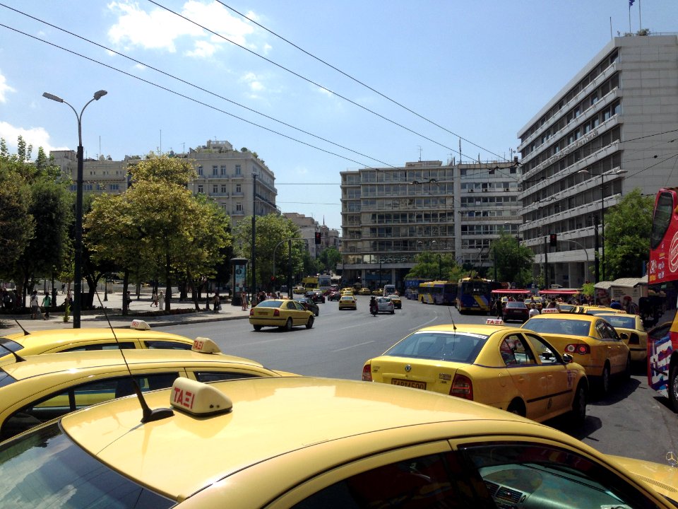 A_row_of_taxi_cabs_in_Syntagma_square
