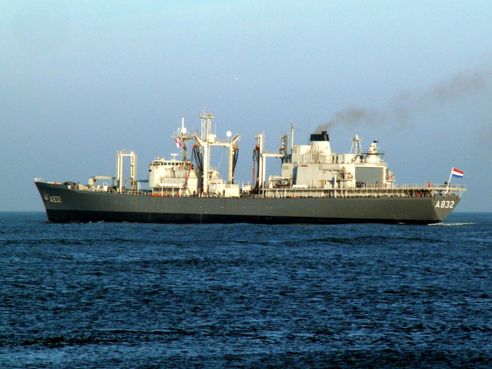 A832_Zuiderkruis_p3_at_sunset,_Port_of_Rotterdam,_Holland