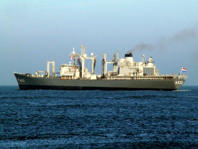 A832_Zuiderkruis_p3_at_sunset,_Port_of_Rotterdam,_Holland