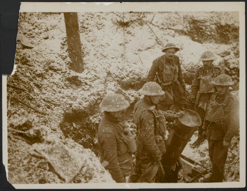 A_trench_mortar_and_its_crew_,_near_Gommecourt,_Bestanddeelnr_158-2912