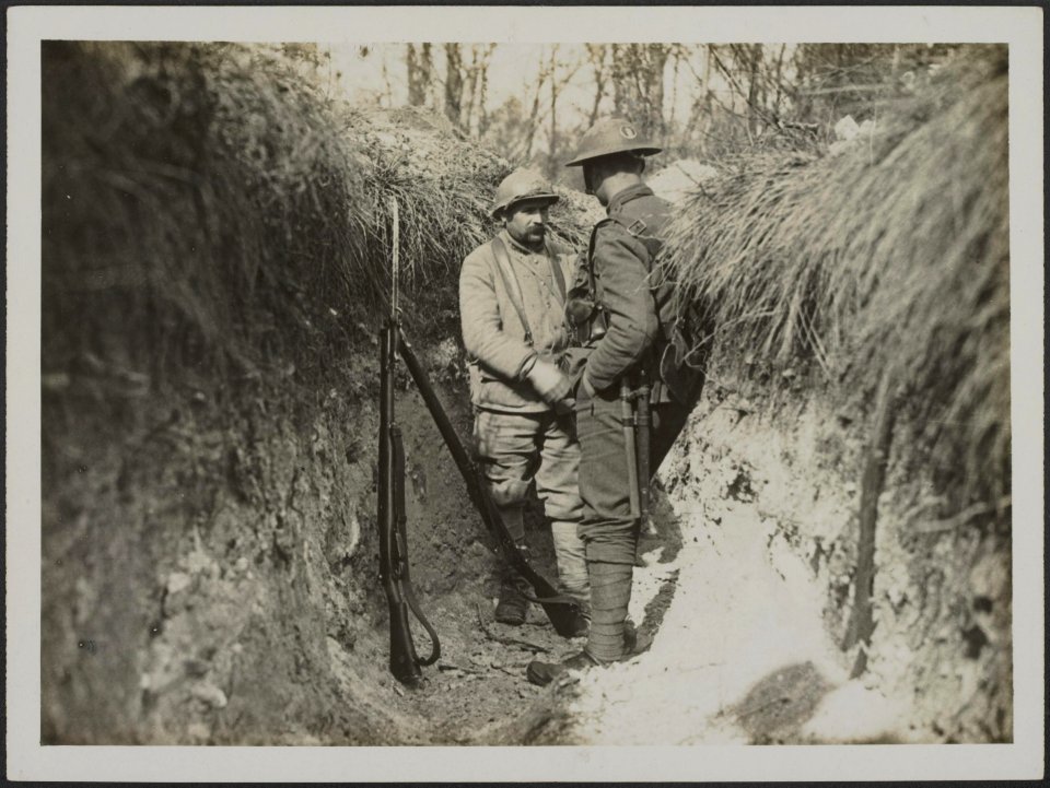 A_photograph_in_the_trenches_where_the_French_and_British_are_side_by_side.,_Bestanddeelnr_158-1992