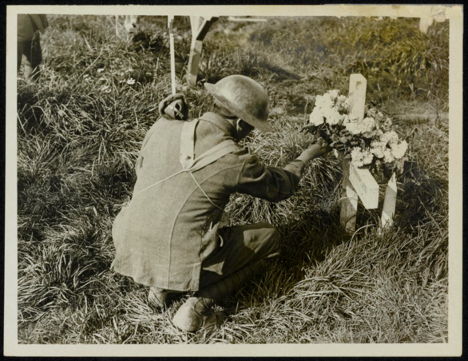 A_Tommy_inspecting_the_grave_of_our_fallen_heroes,_Bestanddeelnr_158-0047