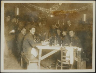 A_New_Zealand_Commander_serves_the_turkey_on_Christmas_day,_Bestanddeelnr_158-2628
