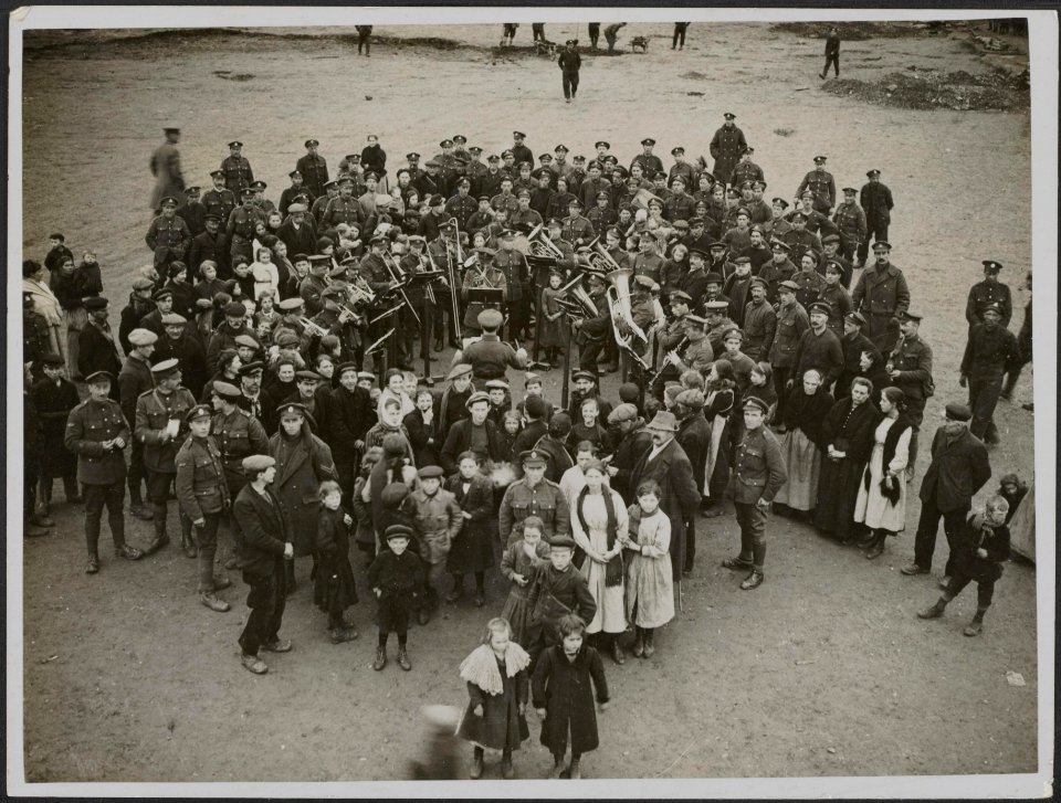A_Tank_Band_cheering_up_refugees_with_music.,_Bestanddeelnr_158-1860