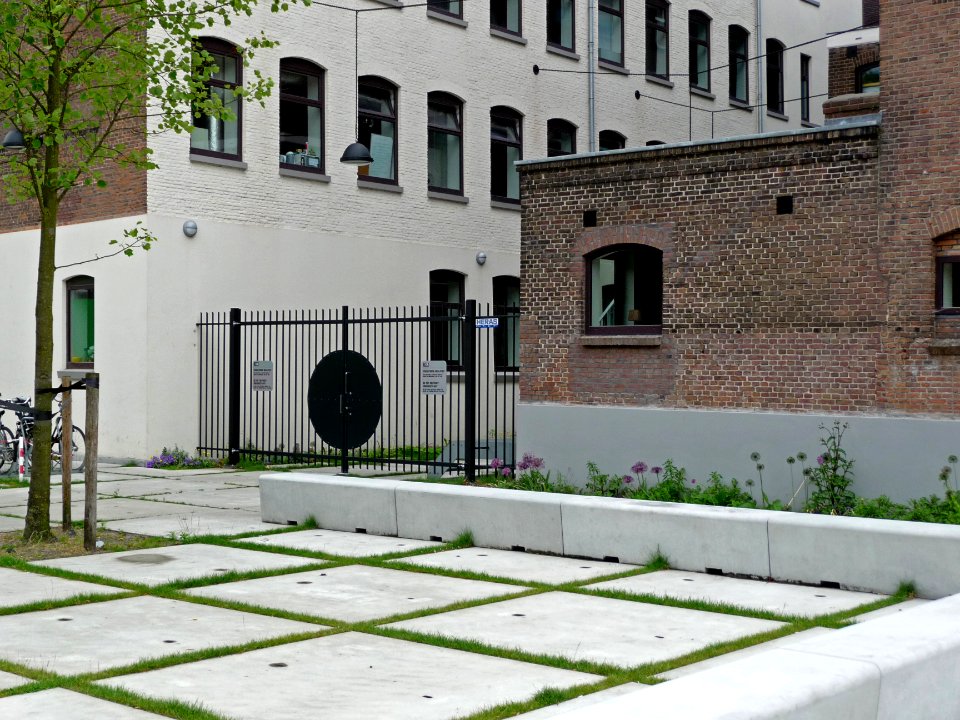 A_photo_of_former_diamond_polishing_factory-buildings_on_the_campus_Roeterseiland,_Amsterdam;_high_resolution_image_by_FotoDutch_in_June_2013