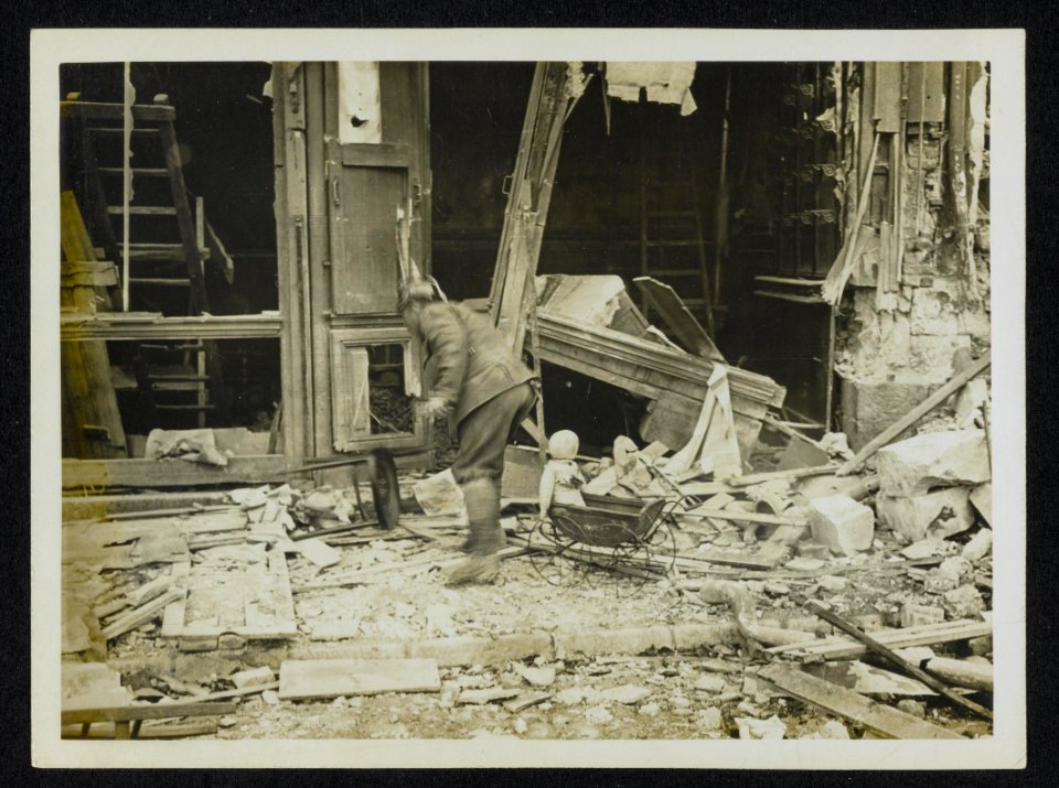 A_pathetic_side_of_the_evacuation_by_the_Boche_of_Cambrai._A_Tommy_bringing_out_,_Bestanddeelnr_158-1091