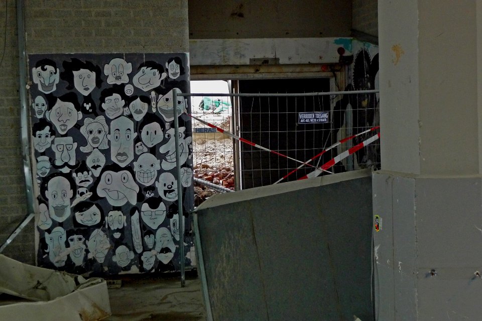 A_photo_of_a_graffiti_mural_on_the_basement_level_of_the_former_CS_Post_building_Amsterdam,_Oosterdokseiland;_high_rfesolution_image,_FotoDutch,_2011
