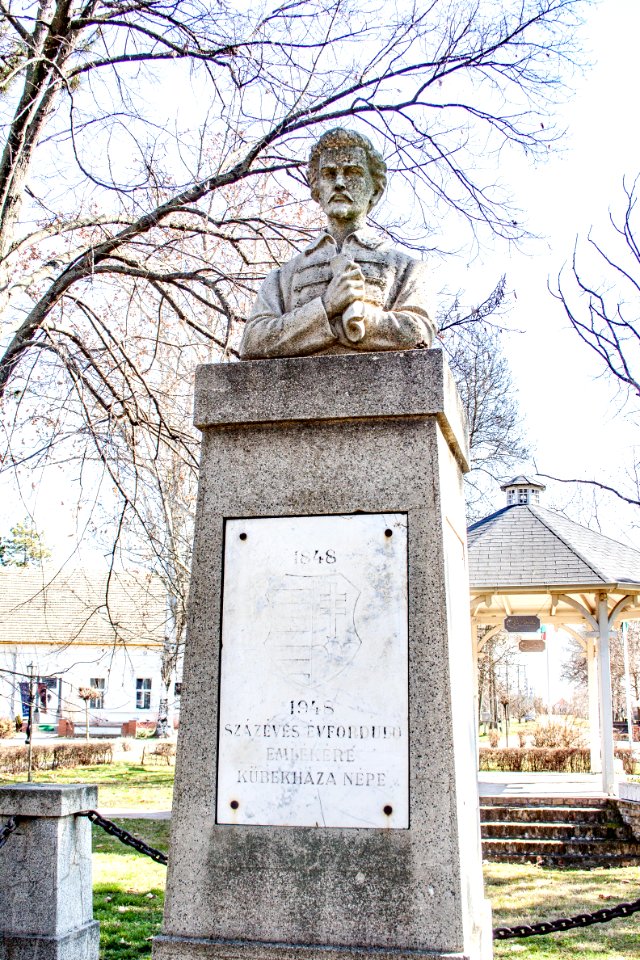 A_Petőfi-szobor_Kübekházán,_a_róla_elnevezett_főtéren