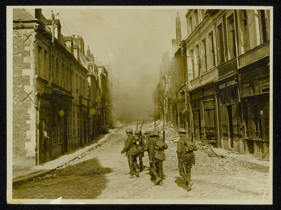 A_patrol_of_North_Lancs._Walking_into_the_town,_Bestanddeelnr_158-1063